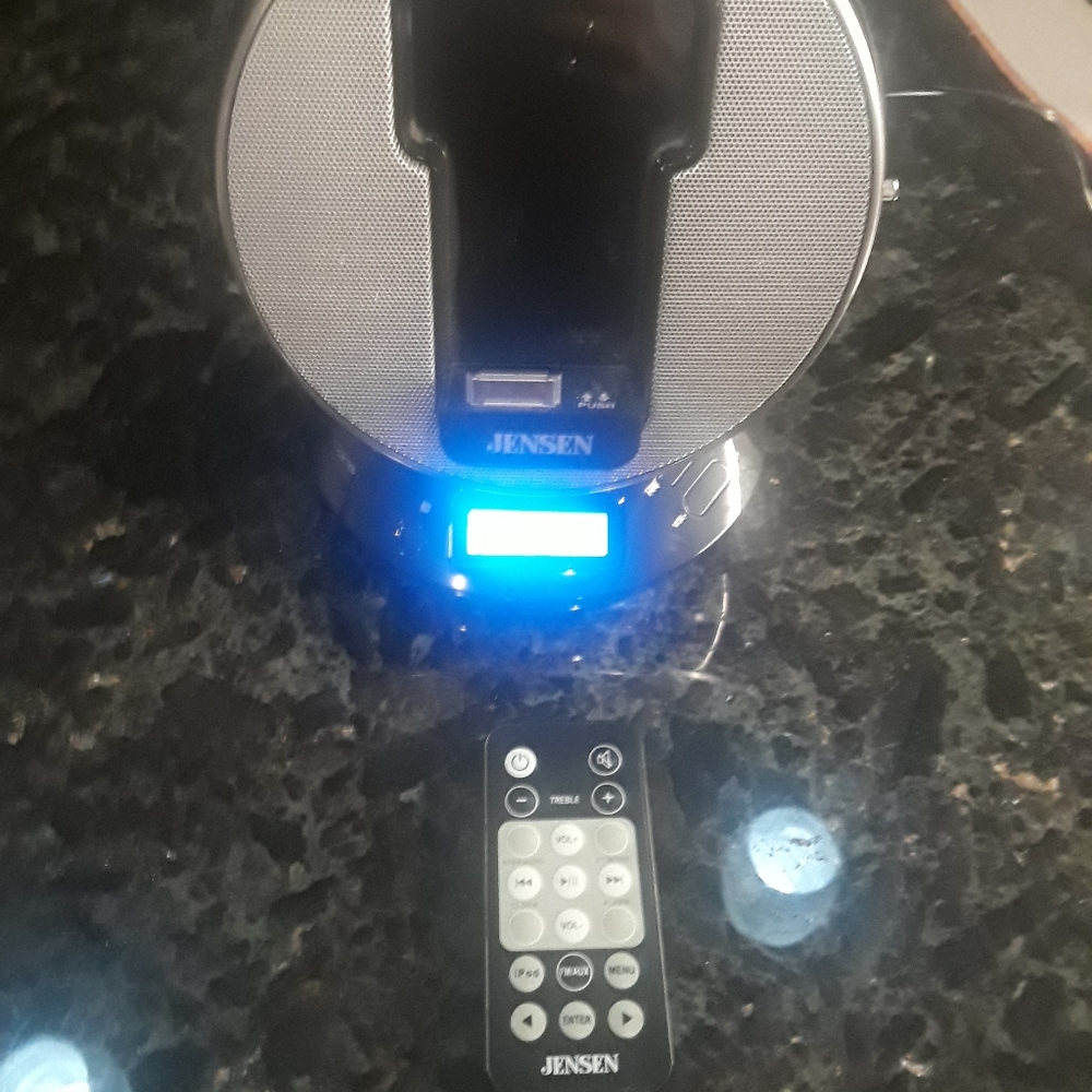 Jensen IPOD docking station with remote